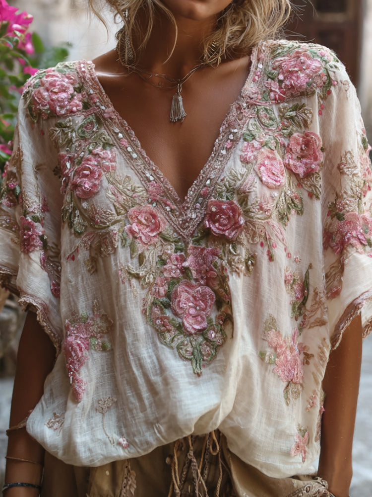 Chemisier bohème rose à broderie florale, col en V et manches courtes, orné de sequins